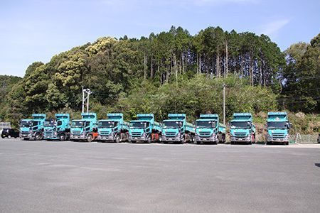 ダンプカーが並んで駐車している写真