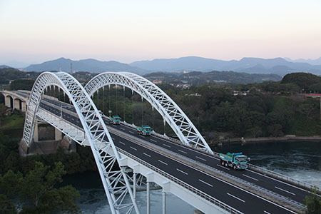 西海橋を走行するダンプカーを上空から撮影した写真